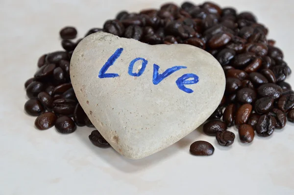 Серцевий камінь і кавові зерна — стокове фото