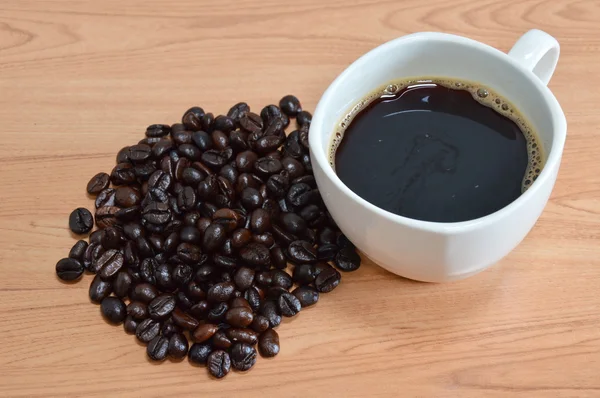 Xícara de café preto e feijão — Fotografia de Stock