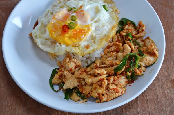 Pollo al curry salteado picante y huevo en el plato — Foto de Stock