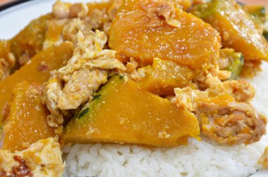 domuz eti ve yumurta pirinç ile tavada kızartılmış kabak