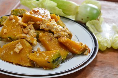 domuz eti ve yumurta pirinç ile tavada kızartılmış kabak