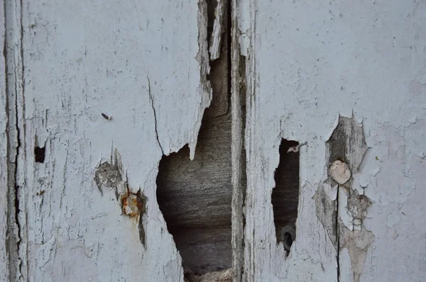 Rotto porta di legno bianco — Foto Stock