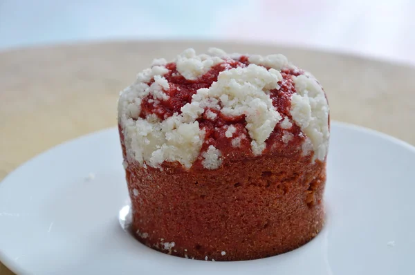 Roter Samt-Muffin auf Teller — Stockfoto