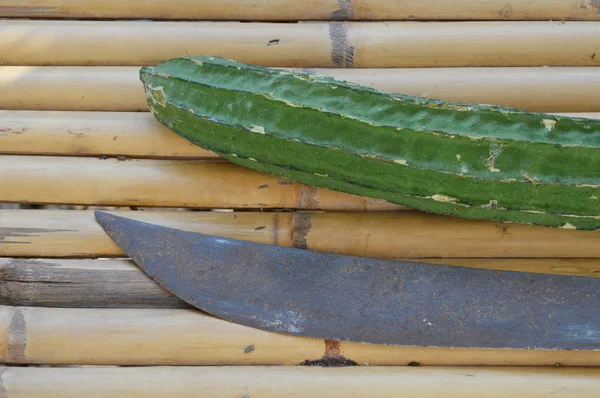 Cabaça e velha espada tailandesa na mesa de bambu — Fotografia de Stock