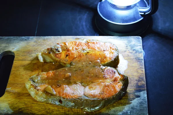 Grilled salmon dressing gravy sauce on chop block — Stock Photo, Image