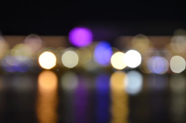 Rıhtımda yapay ışık arka plan bulanık