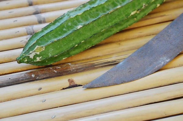 Gourde et vieille épée thaïlandaise sur table en bambou — Photo