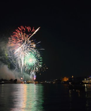 new year sayım Tayland Şafak Tapınağı'nda üzerinde havai fişek