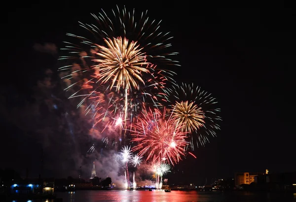 泰国黎明寺新年倒计时烟花爆竹 — 图库照片