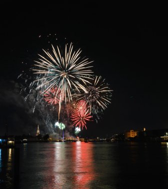 new year sayım Tayland Şafak Tapınağı'nda üzerinde havai fişek