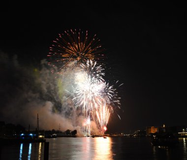 new year sayım Tayland Şafak Tapınağı'nda üzerinde havai fişek