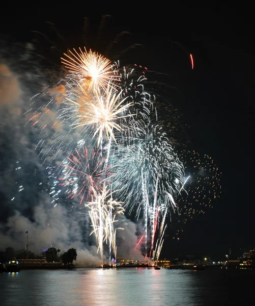 泰国黎明寺新年倒计时烟花爆竹 — 图库照片