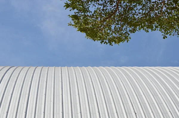 Металлическая крыша и дерево — стоковое фото