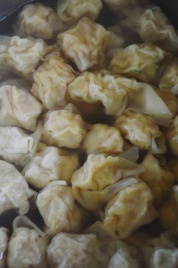 güveç içinde haşlanmış domuz eti hamur tatlısı