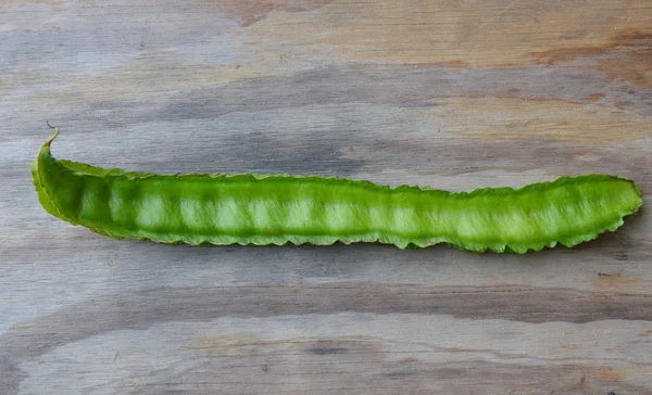 Kacang sayap panjang di papan kayu — Stok Foto