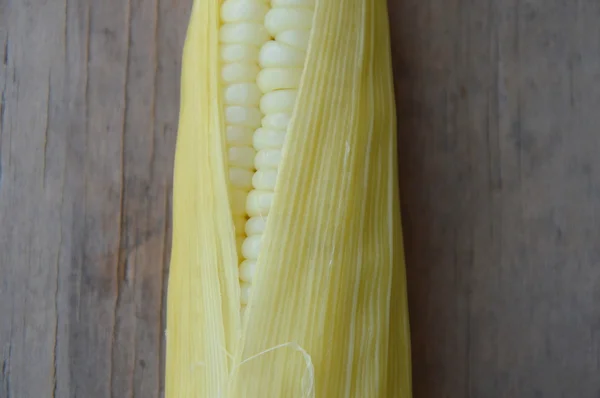 Corn on wooden board — Stock Photo, Image