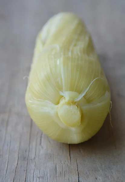 Maíz sobre tabla de madera —  Fotos de Stock