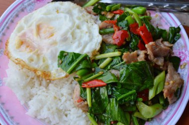 Çince lahana ile domuz eti ve yumurta pirinç karıştırın kızarmış