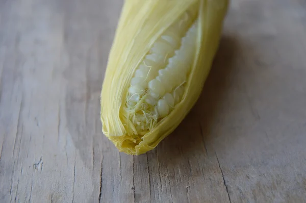 Semilla de maíz en mesa de madera — Foto de Stock