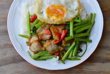 gevrek şişko domuz eti ve yumurta çanak üzerinde ile tavada kızartılmış sabah zafer