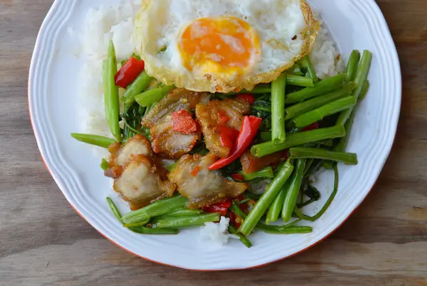 gevrek şişko domuz eti ve yumurta çanak üzerinde ile tavada kızartılmış sabah zafer