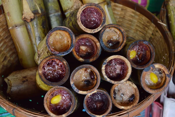 Arroz glutinoso asado en juntas de bambú en el mercado — Foto de Stock