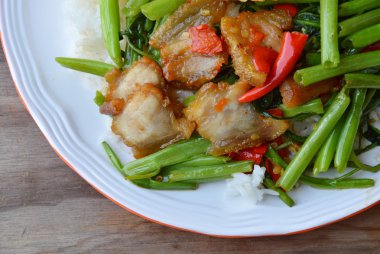 gevrek şişko domuz etinin çanak ile tavada kızartılmış sabah zafer