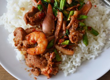 Baharatlı deniz ürünleri fesleğen yaprağı sade pilav ile tavada kızartılmış