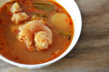 domuz knuckle tom yam kabın içinde Tayland gıda