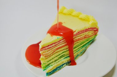 Katman kek çilek sosu çanak üzerinde giyinme