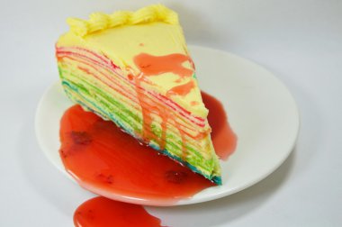 Katman kek çilek sosu çanak üzerinde giyinme