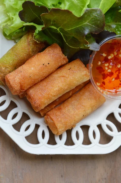 Frittierte Frühlingsrolle und süße Chilisoße auf Teller — Stockfoto