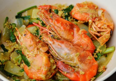 Sarı köri ile tavada kızartılmış karides