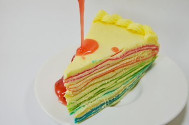 katman krep pasta tabak üzerinde çilek sosu giyinme