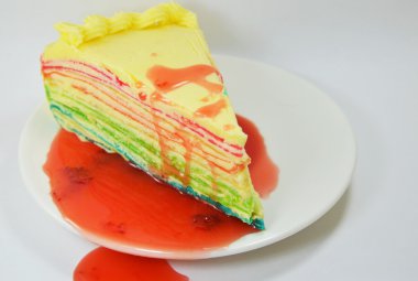 katman krep pasta tabak üzerinde çilek sosu giyinme