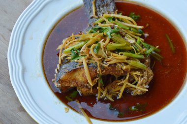 derin yağda kızartılmış Nil tilapia sosu soya sosu ve zencefil dilim