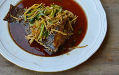 derin yağda kızartılmış Nil tilapia sosu soya sosu ve zencefil dilim