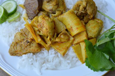 Sade pilav bambu ateş ile tavuk köri