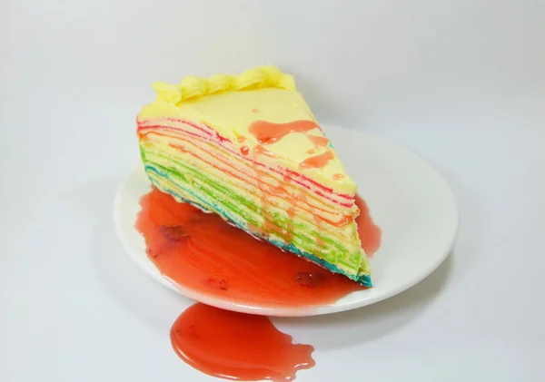 Capa de crape cake dressing salsa de fresa en el plato — Foto de Stock