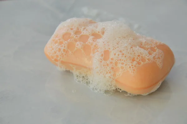 Bańka mydlana na kafelku — Zdjęcie stockowe