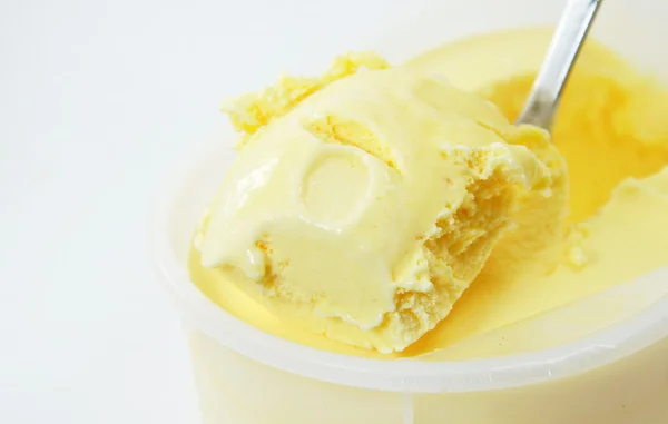ไอศกรีมรสวานิลลาบนช้อน — ภาพถ่ายสต็อก