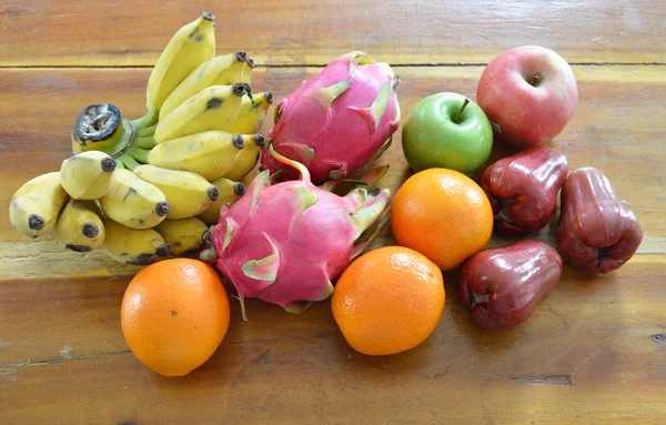 Τροπικά φρούτα στο τραπέζι από ξύλο — Φωτογραφία Αρχείου