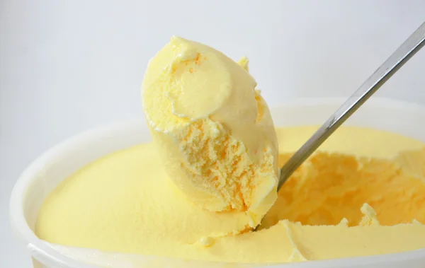 ไอศกรีมรสวานิลลาบนช้อนเงิน — ภาพถ่ายสต็อก