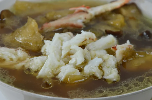 Machoire de poisson braisée à la sauce rouge garniture de viande de crabe dans un bol — Photo