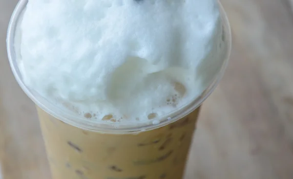 Latte dan susu buih dalam cangkir plastik — Stok Foto