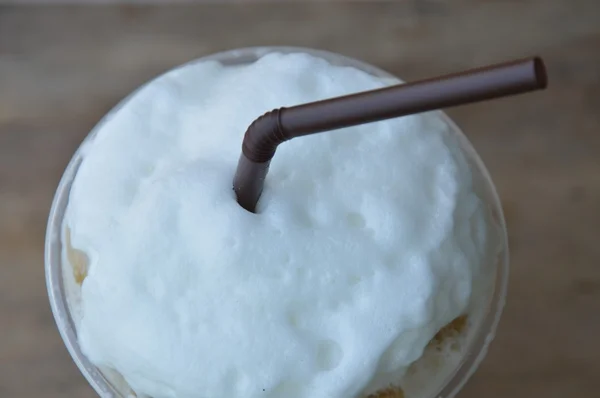 Latte y espuma de leche en taza de plástico —  Fotos de Stock