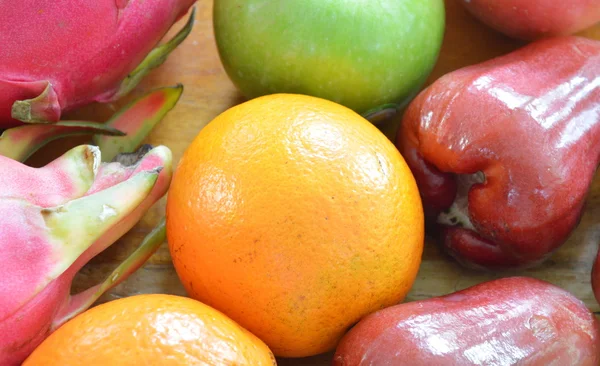 Fruta naranja y tropical en la mesa — Foto de Stock