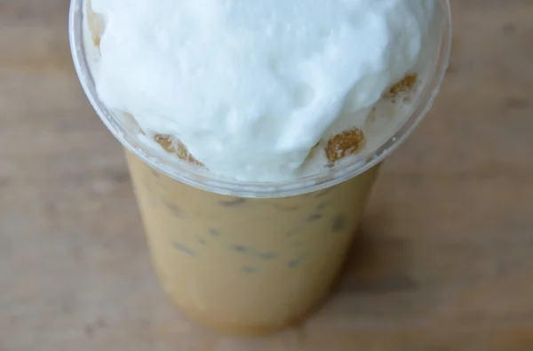 Plastik kap içinde kahve ve süt köpüğü — Stok fotoğraf