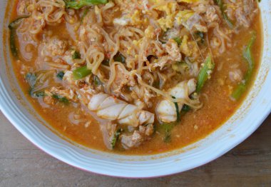 kabın içinde anlık sukiyaki çorbası