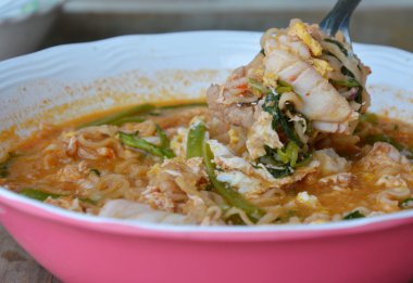 Çatal üzerinde anlık sukiyaki çorbası